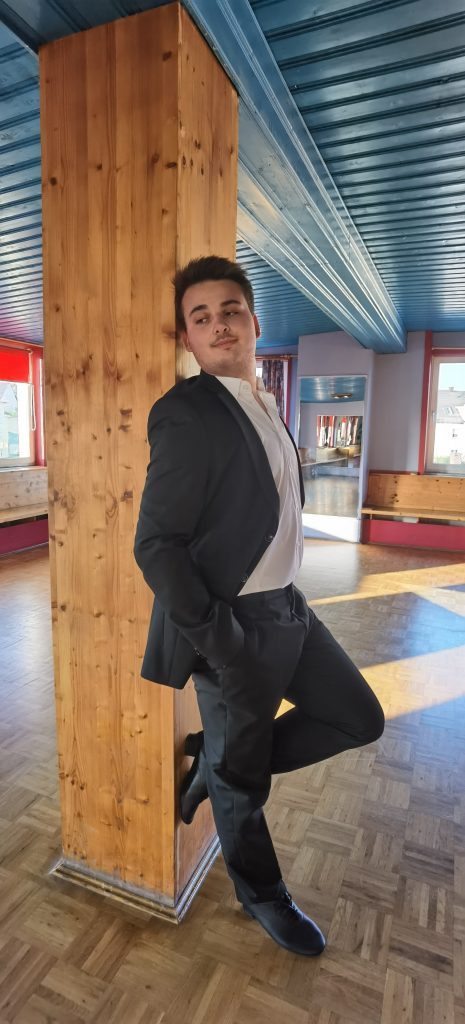 Grauer Anzug (Profil)